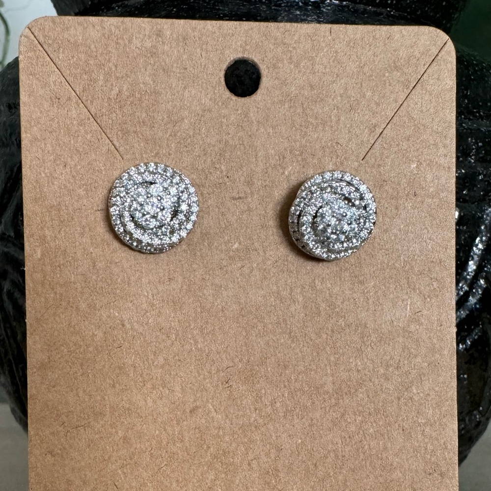 NWOT flower stud earrings